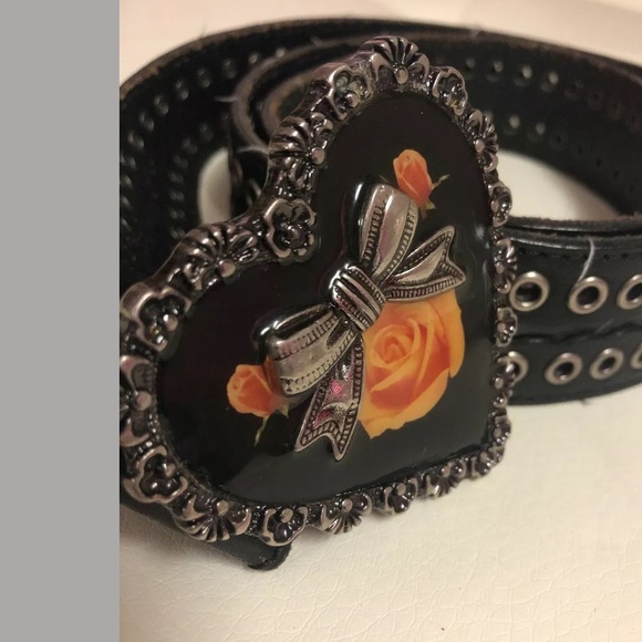 Betsey Johnson rose genuine leather M heart belt
